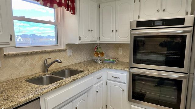 1821 Edinburg Drive, Yukon, OK 73099