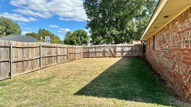 1821 Edinburg Drive, Yukon, OK 73099
