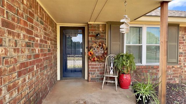 1821 Edinburg Drive, Yukon, OK 73099