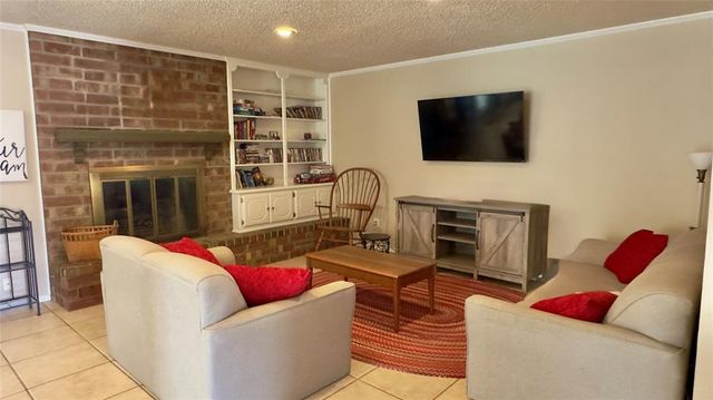 1821 Edinburg Drive, Yukon, OK 73099
