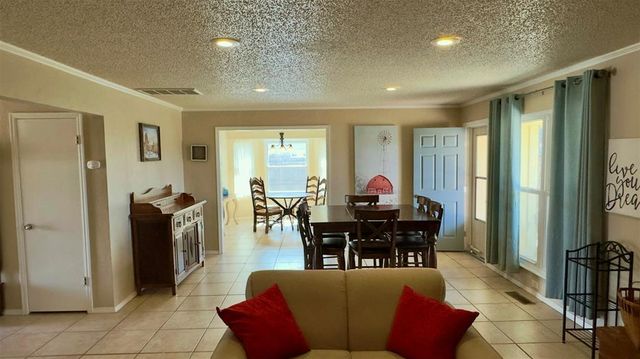 1821 Edinburg Drive, Yukon, OK 73099