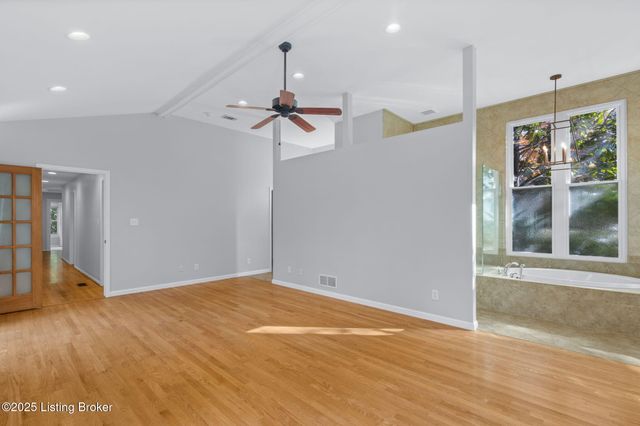 11805 Cedardale Rd, Anchorage, KY 40223