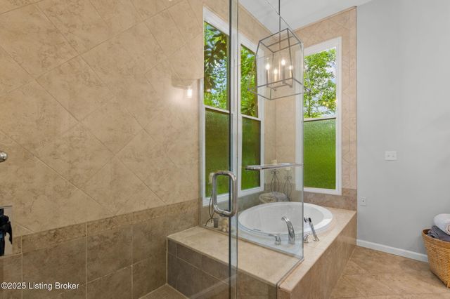 11805 Cedardale Rd, Anchorage, KY 40223