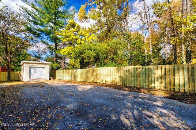 11805 Cedardale Rd, Anchorage, KY 40223