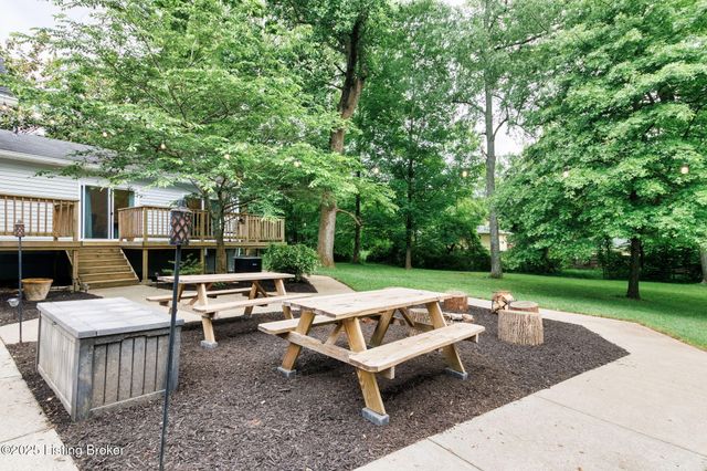 11805 Cedardale Rd, Anchorage, KY 40223