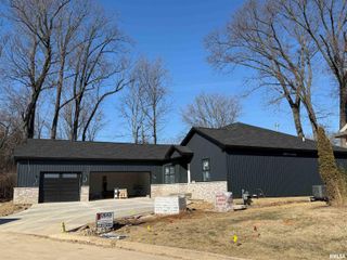 2725 W Woods Edge Drive, Peoria, IL 61614