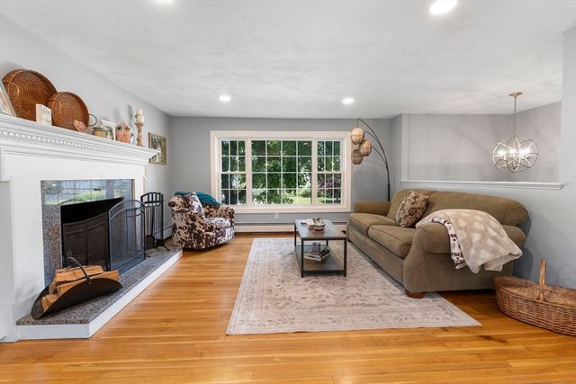 35 Oakmeadow Ln, Methuen, MA 01844
