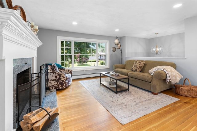 35 Oakmeadow Ln, Methuen, MA 01844