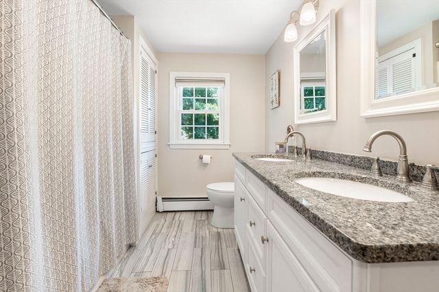 35 Oakmeadow Ln, Methuen, MA 01844