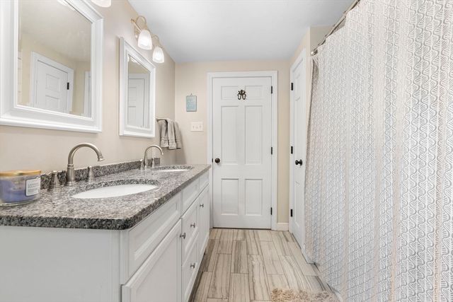 35 Oakmeadow Ln, Methuen, MA 01844