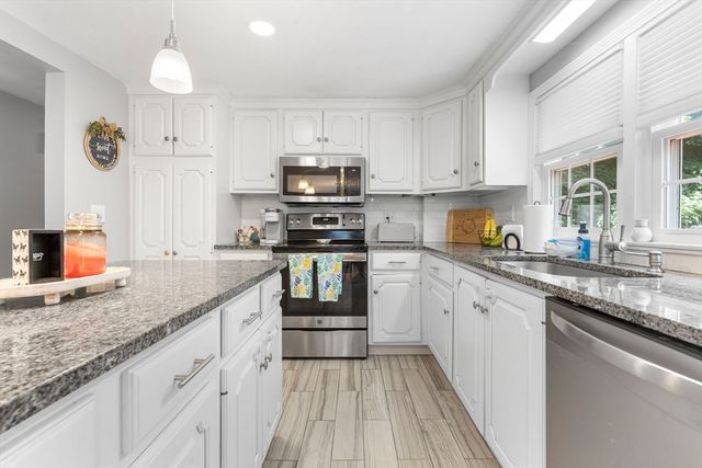35 Oakmeadow Ln, Methuen, MA 01844