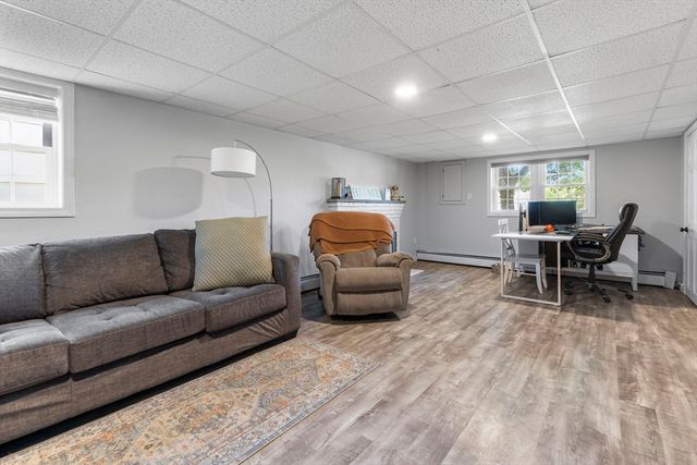 35 Oakmeadow Ln, Methuen, MA 01844