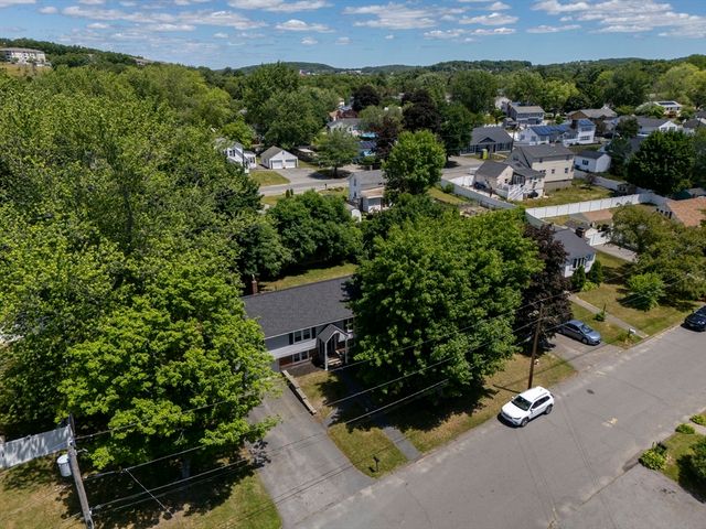35 Oakmeadow Ln, Methuen, MA 01844
