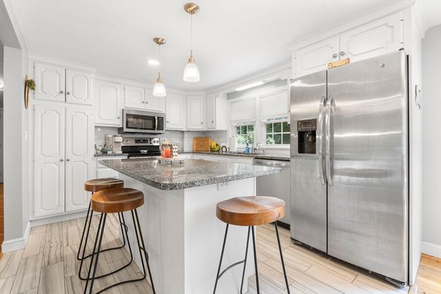 35 Oakmeadow Ln, Methuen, MA 01844
