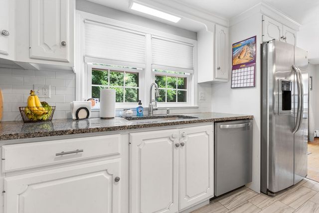 35 Oakmeadow Ln, Methuen, MA 01844