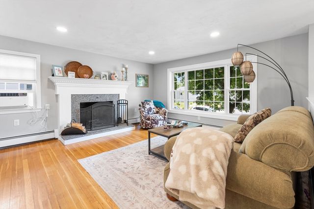 35 Oakmeadow Ln, Methuen, MA 01844