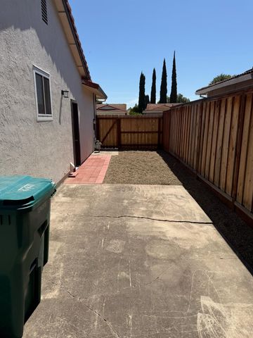 8243 Onyx Ct, Stockton, CA 95210