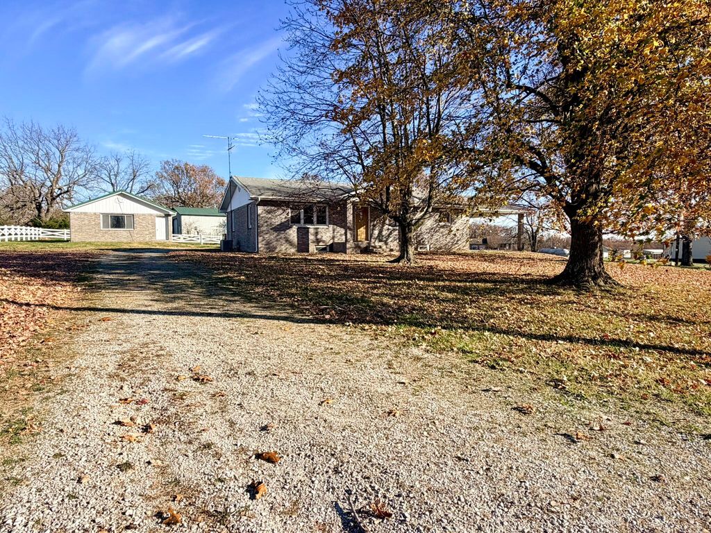 23492 Lawrence 1090, Monett, MO 65708