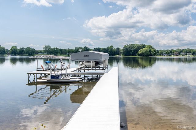 3166 Beach Lake Drive W, Brighton Township, MI 48380