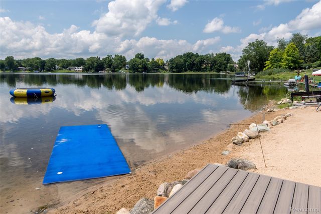 3166 Beach Lake Drive W, Brighton Township, MI 48380