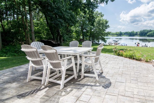 3166 Beach Lake Drive W, Brighton Township, MI 48380