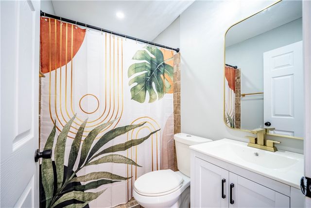 1002 E Hill Ave, Alice, TX 78332