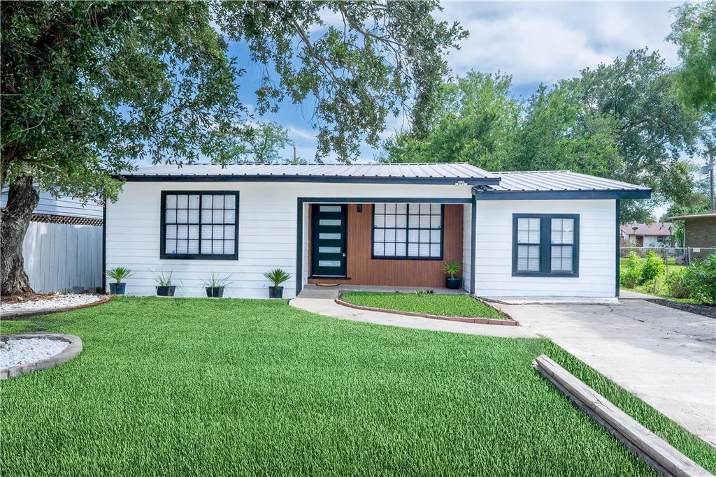 1002 E Hill Ave, Alice, TX 78332