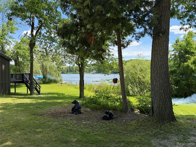2130 Webster Park Drive, Howell, MI 48843