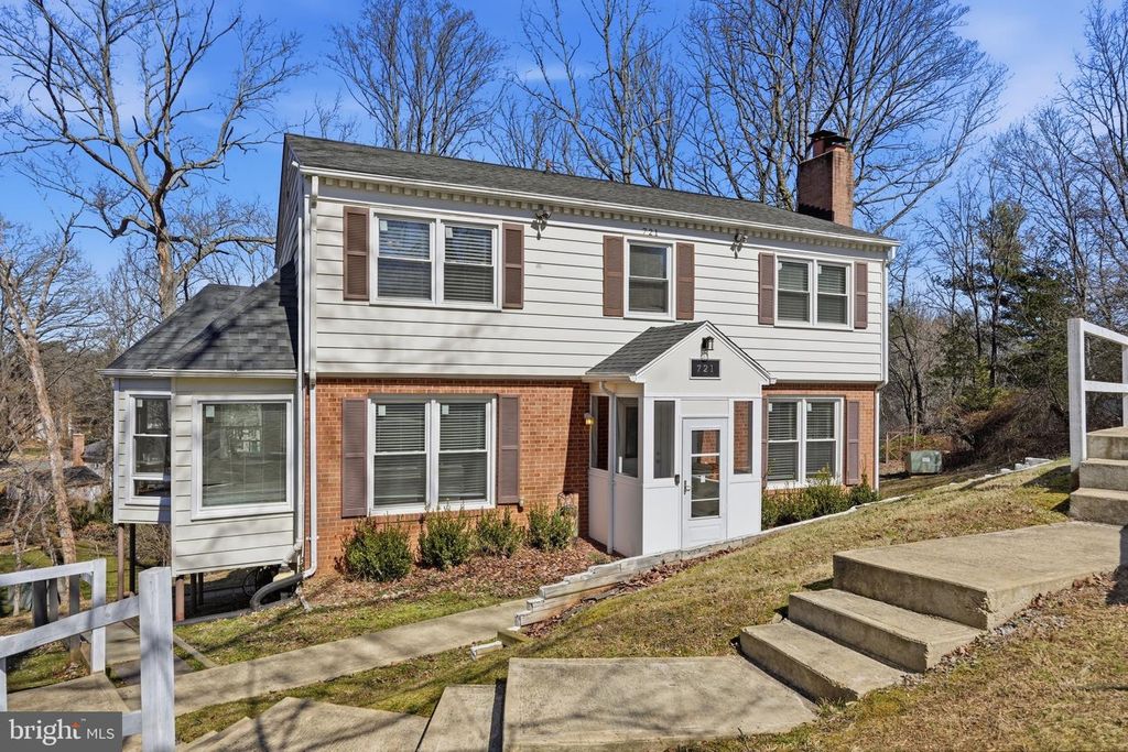 Image 1 of property listing at 721 UPHAM PL NW, Vienna, VA 22180