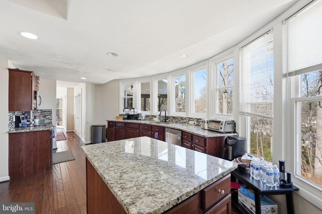 Image 10 of property listing at 721 UPHAM PL NW, Vienna, VA 22180