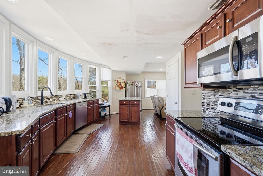 Image 11 of property listing at 721 UPHAM PL NW, Vienna, VA 22180