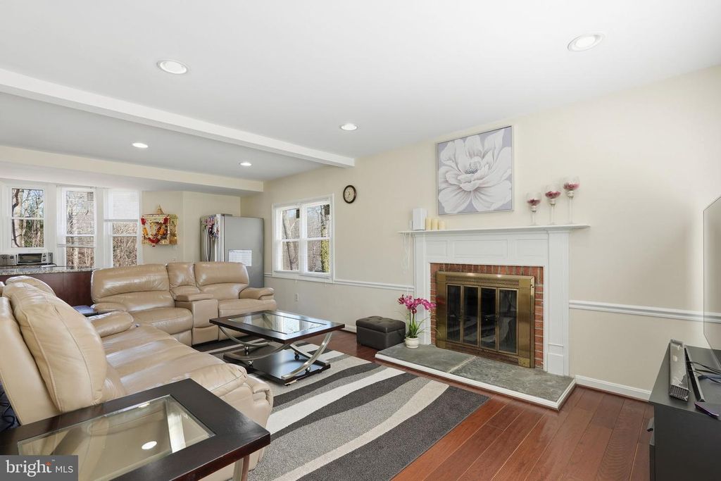 Image 12 of property listing at 721 UPHAM PL NW, Vienna, VA 22180