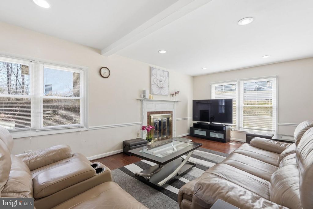 Image 13 of property listing at 721 UPHAM PL NW, Vienna, VA 22180