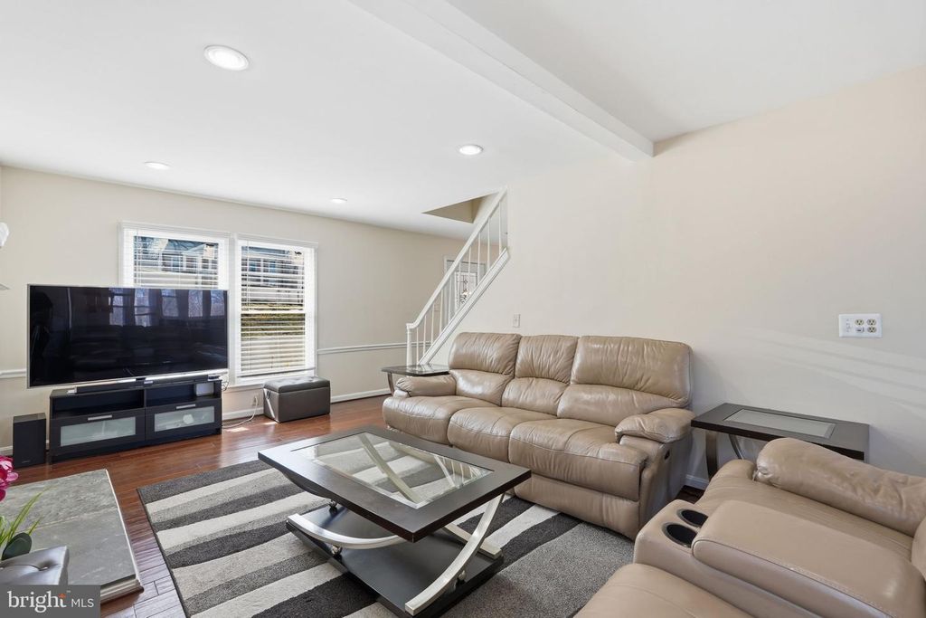 Image 14 of property listing at 721 UPHAM PL NW, Vienna, VA 22180