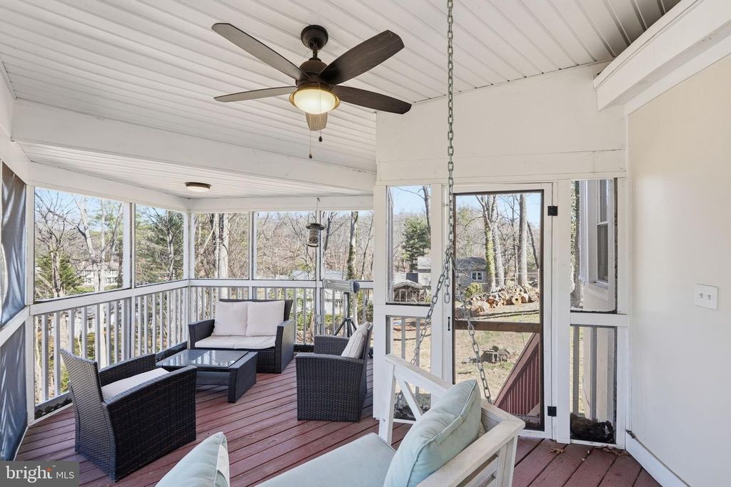 Image 15 of property listing at 721 UPHAM PL NW, Vienna, VA 22180