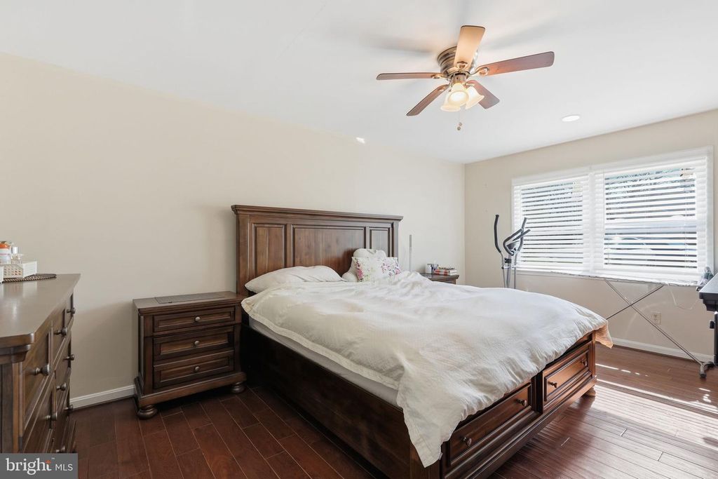 Image 17 of property listing at 721 UPHAM PL NW, Vienna, VA 22180