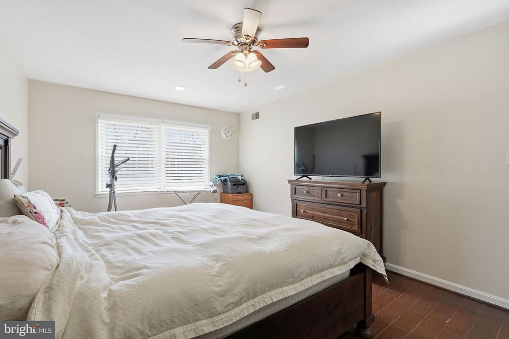 Image 18 of property listing at 721 UPHAM PL NW, Vienna, VA 22180