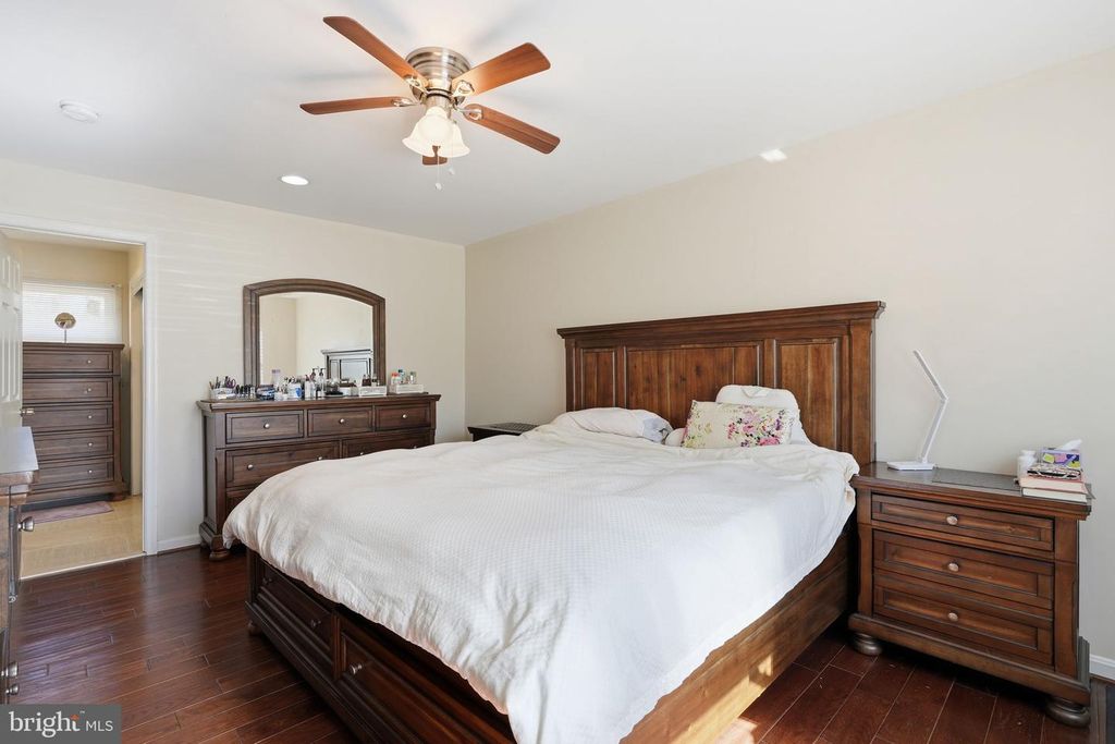 Image 19 of property listing at 721 UPHAM PL NW, Vienna, VA 22180