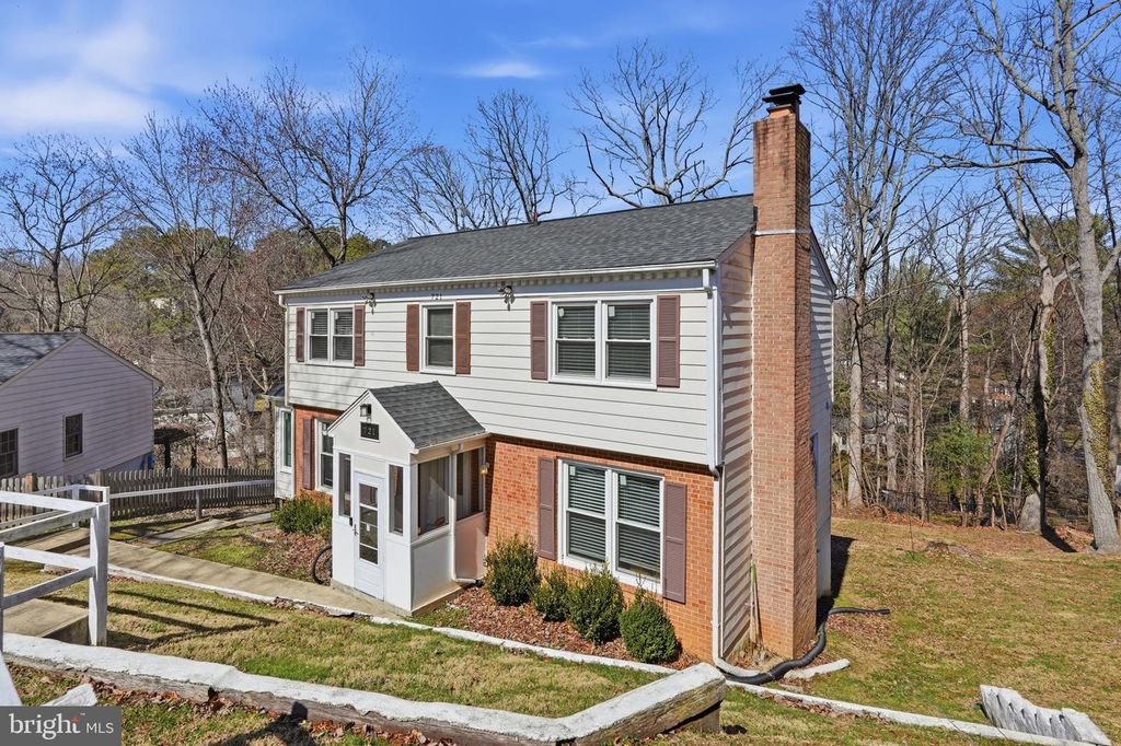 Image 2 of property listing at 721 UPHAM PL NW, Vienna, VA 22180