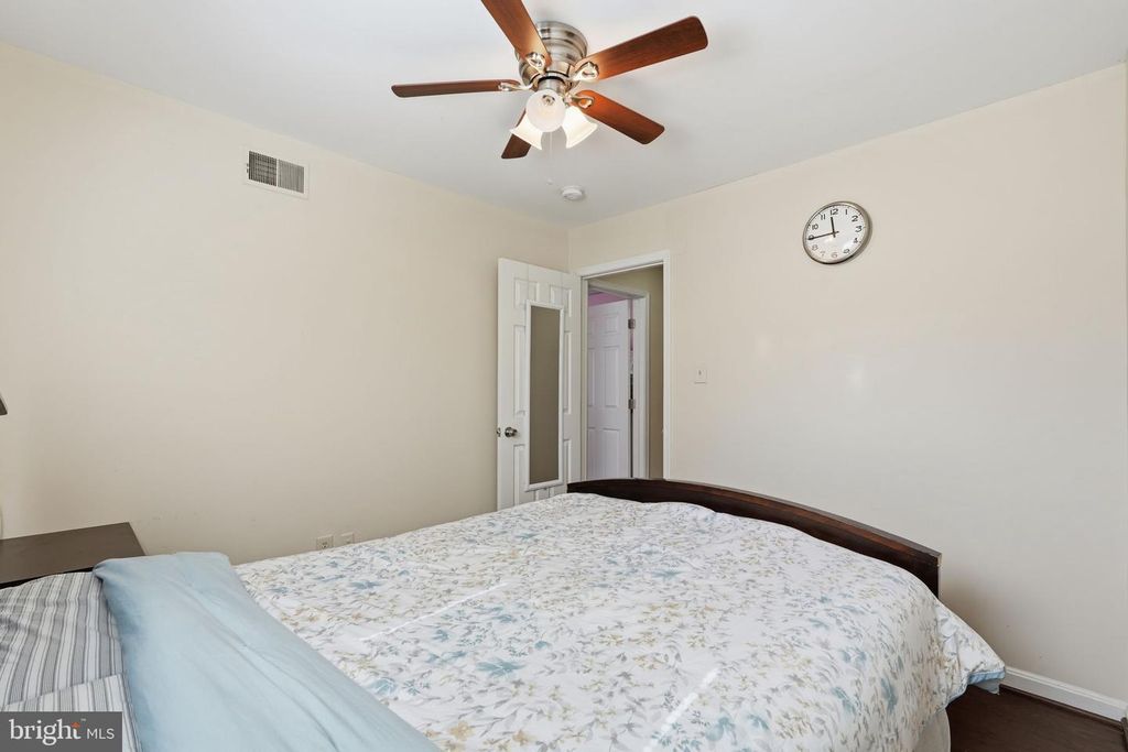 Image 21 of property listing at 721 UPHAM PL NW, Vienna, VA 22180