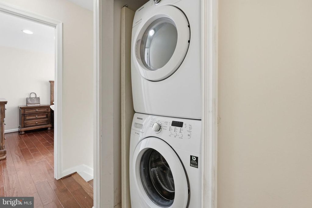 Image 24 of property listing at 721 UPHAM PL NW, Vienna, VA 22180