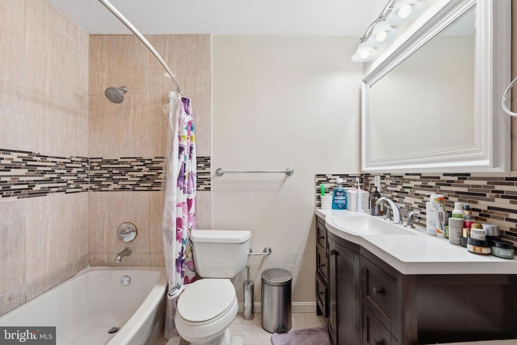 Image 25 of property listing at 721 UPHAM PL NW, Vienna, VA 22180