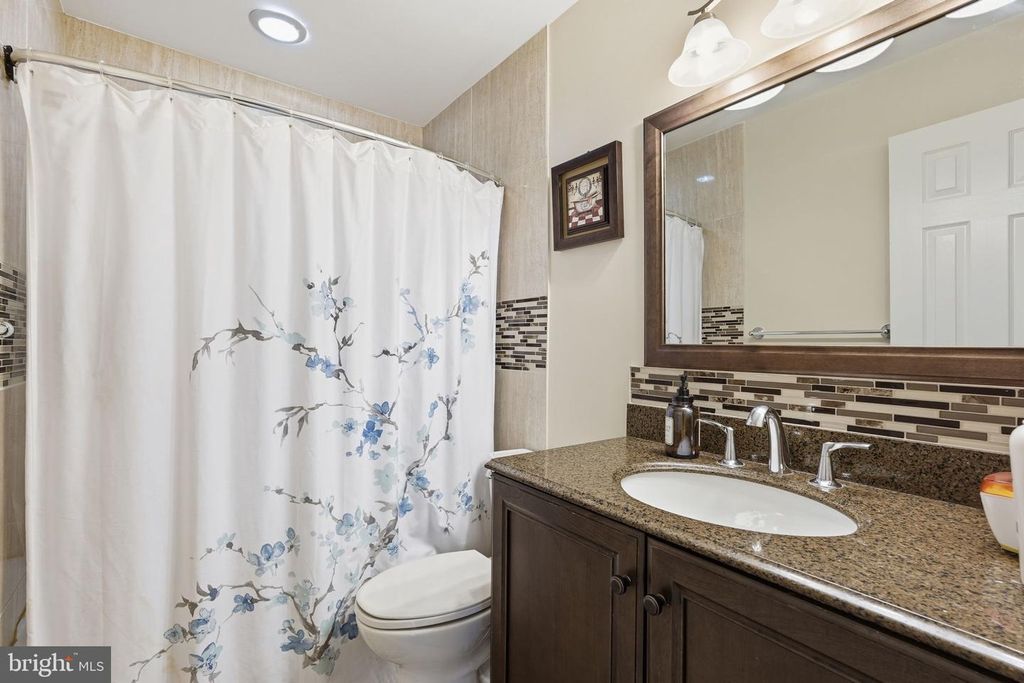 Image 26 of property listing at 721 UPHAM PL NW, Vienna, VA 22180