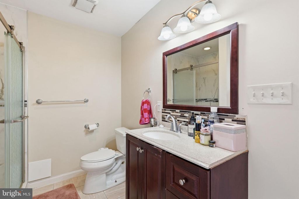 Image 27 of property listing at 721 UPHAM PL NW, Vienna, VA 22180