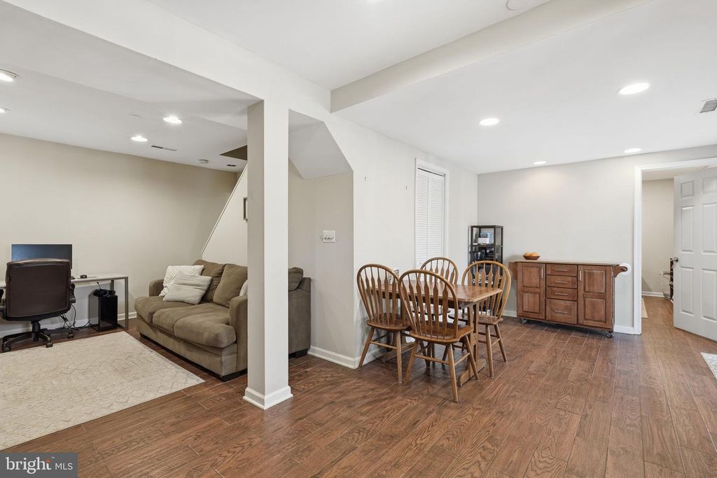 Image 28 of property listing at 721 UPHAM PL NW, Vienna, VA 22180