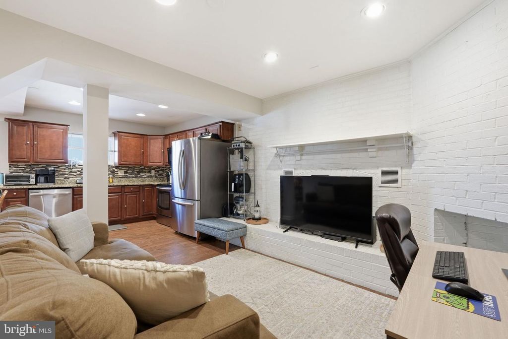 Image 29 of property listing at 721 UPHAM PL NW, Vienna, VA 22180