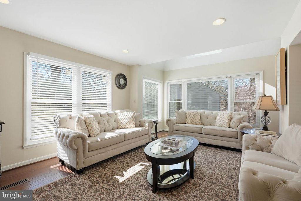 Image 3 of property listing at 721 UPHAM PL NW, Vienna, VA 22180