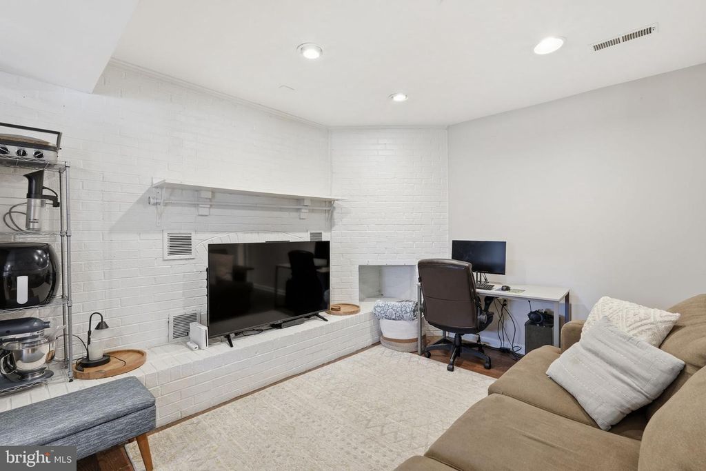 Image 30 of property listing at 721 UPHAM PL NW, Vienna, VA 22180