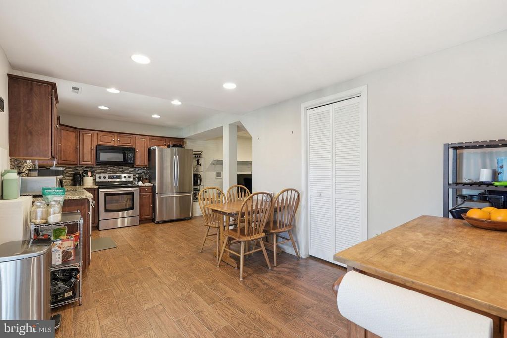 Image 31 of property listing at 721 UPHAM PL NW, Vienna, VA 22180