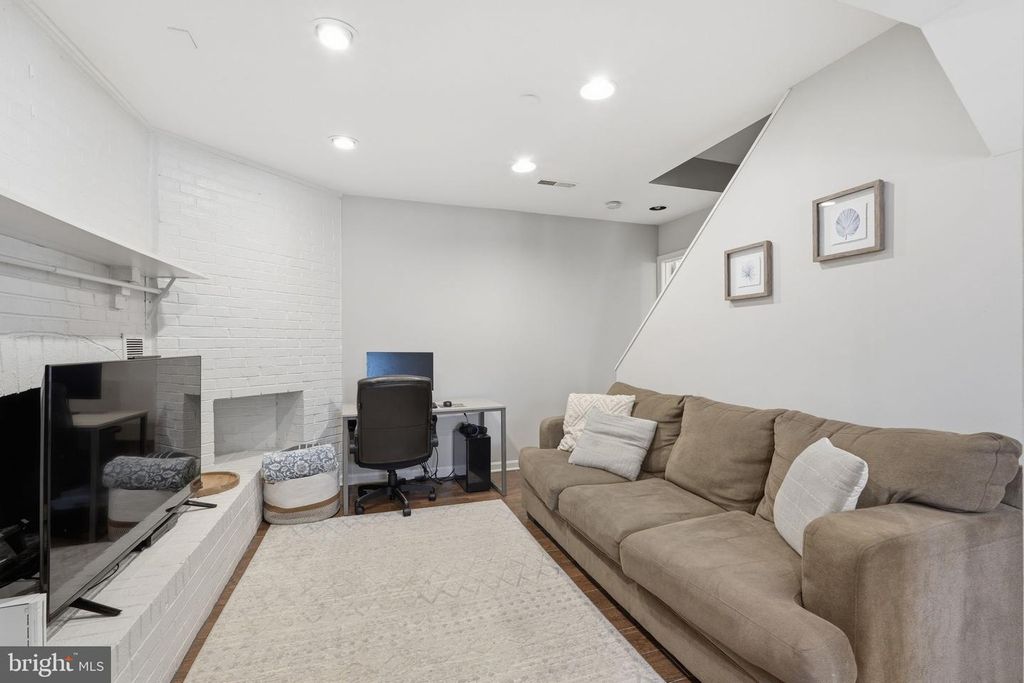 Image 32 of property listing at 721 UPHAM PL NW, Vienna, VA 22180